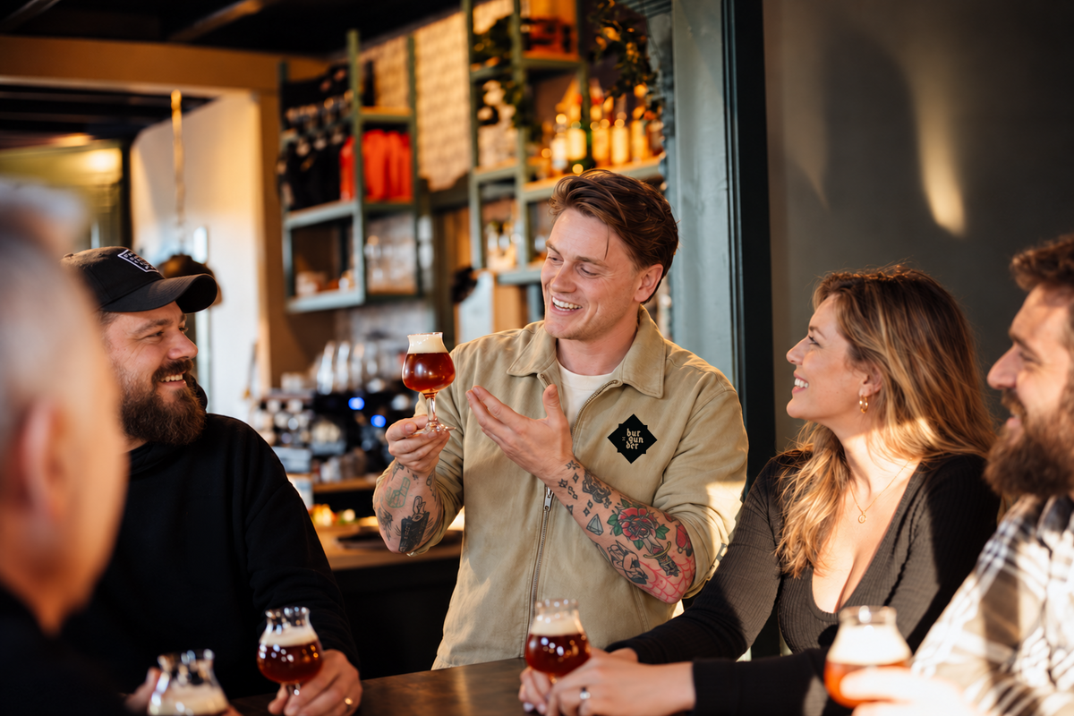Jurre presenteert Burgunder bier tijdens een gezellige bierproeverij.